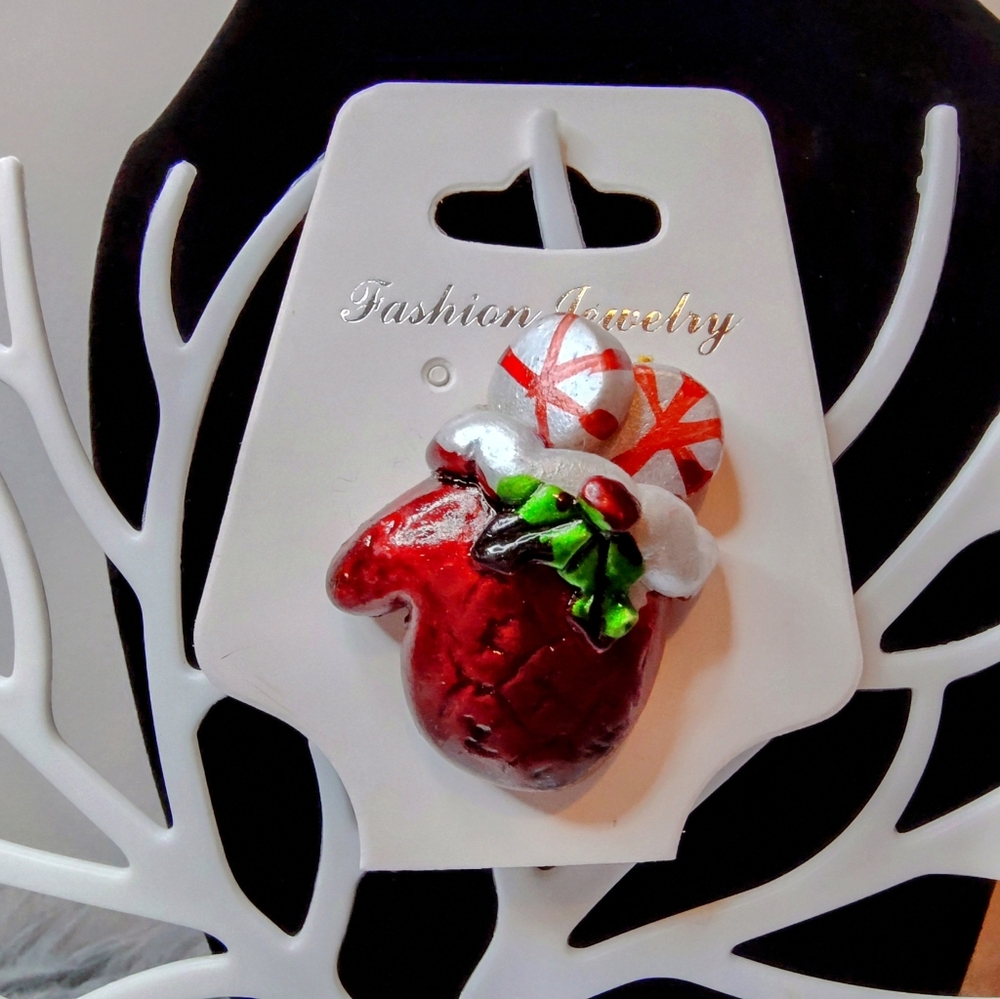 🎄Red & White Mitten, Holly Berries Red & White Peppermint Candy Brooch Pin